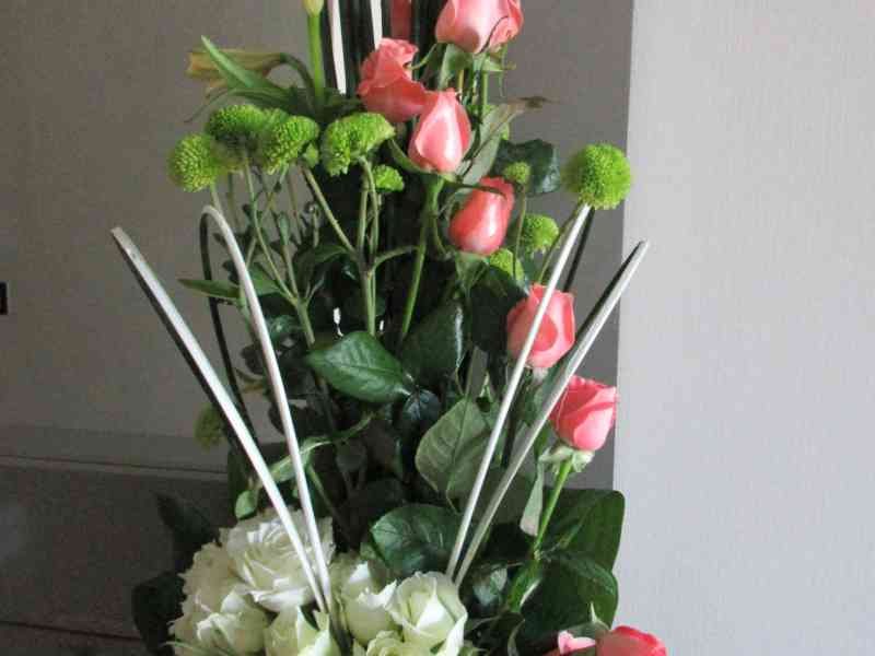 Composition florale de roses multicolores