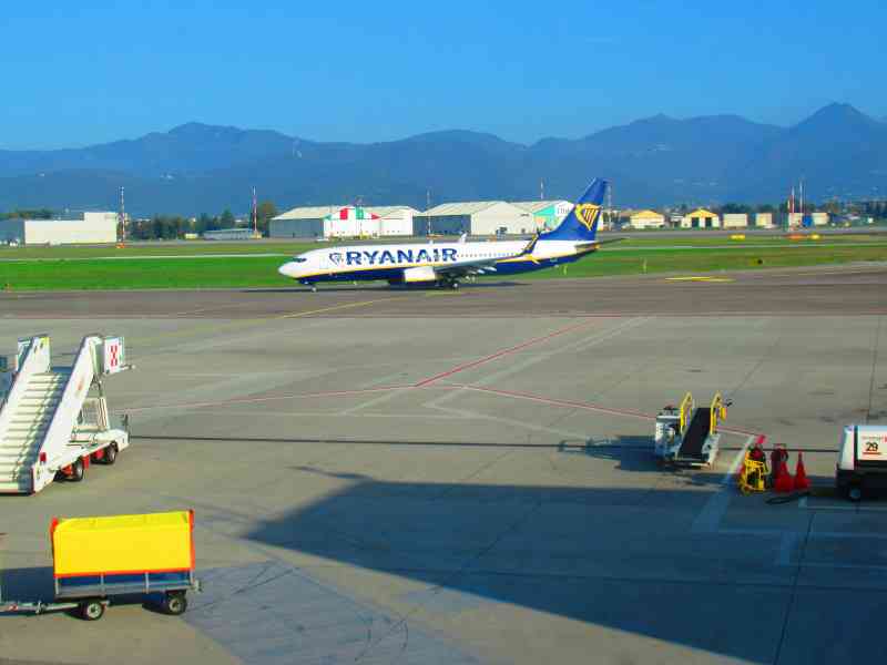 Avion Ryanair sur le tarmac d'un aéroport photo gratuite