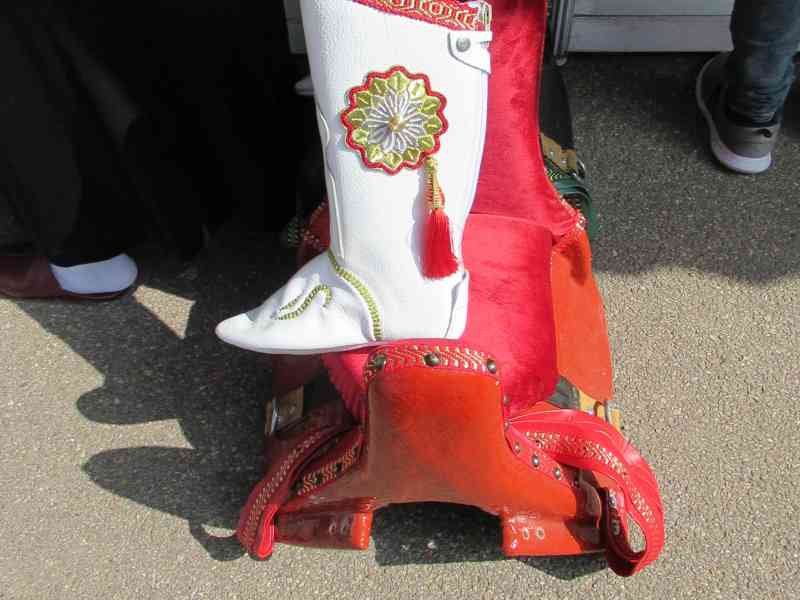 Bottes de cavaliers de fantasia lors d'un salon du cheval