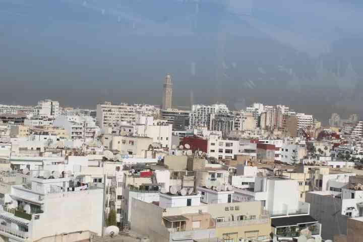 Une vue panoramique de Casablanca et de la mosquée Hassan 2 avec de nombreux bâtiments à plusieurs étages photo gratuite