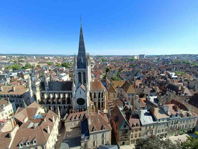Vue panoramique sur la paroisse Notre Dame de Dijon en France