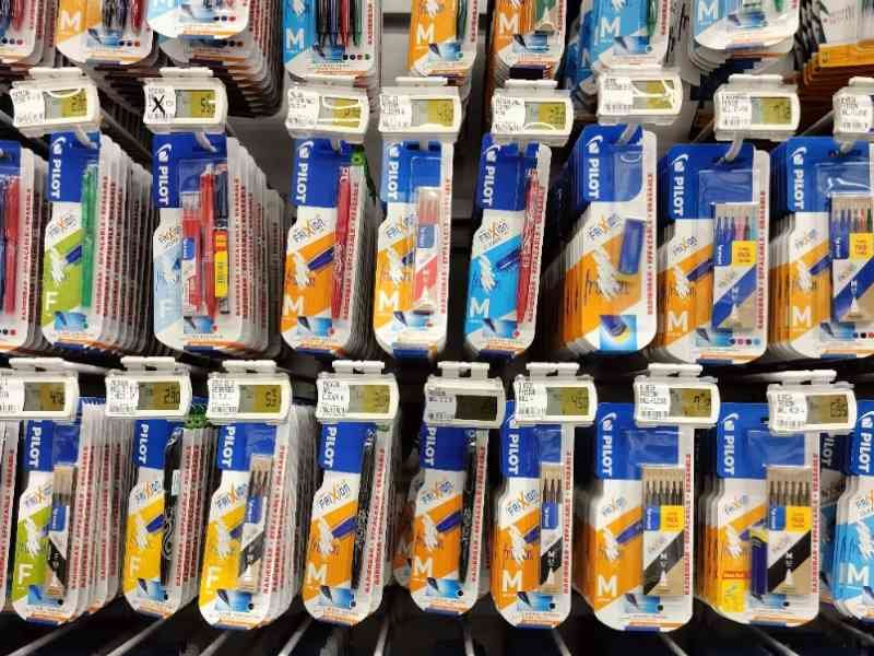Rayonnage de stylos dans un magasin