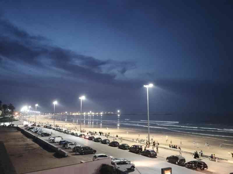 Plage de El-Jadida éclairée la nuit