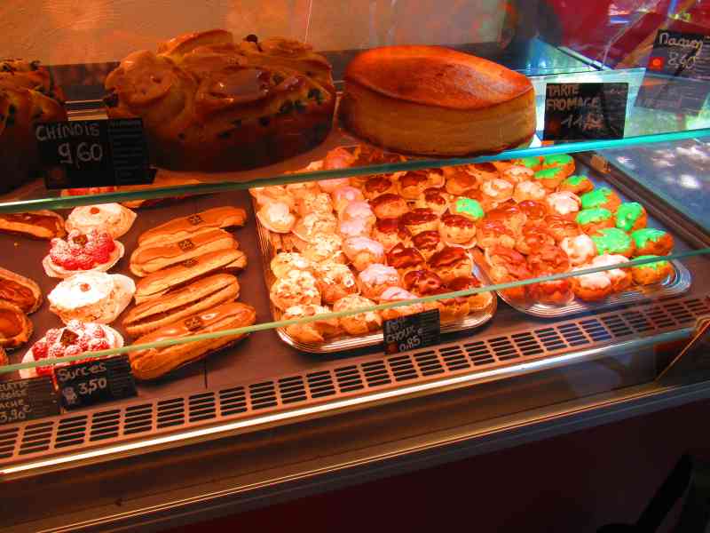 Une vitrine de boulangerie-pâtisserie, gâteaux et viennoiseries variés, photo gratuite