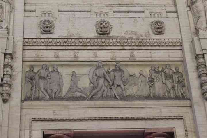 Sculpture des personnes, soldats romains, sur la façade intérieur de la gare centrale de Milan Lombardie en Italie photo gratuite