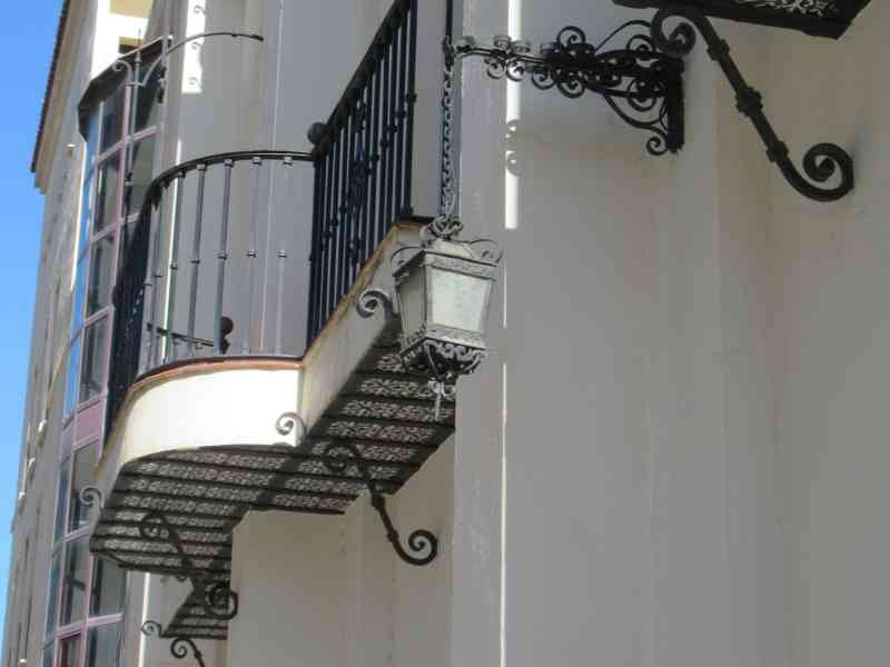 Balcons en façade d'un bâtiment, photo gratuite