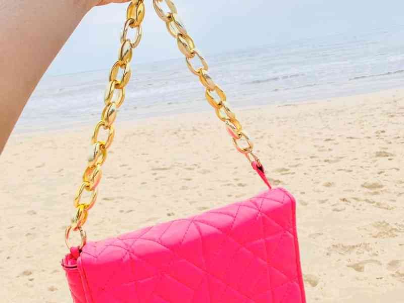 Sac à main au bord de la mer photo gratuite