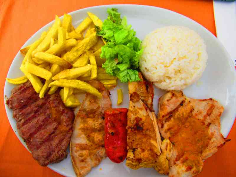 Mixed grill avec riz et frites