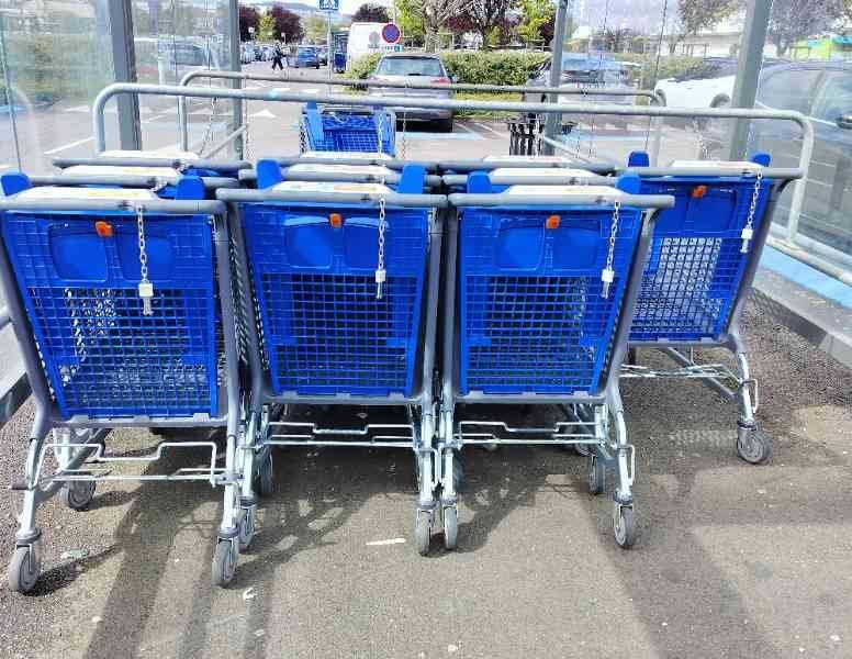 Consigne à chariots dans un supermarché