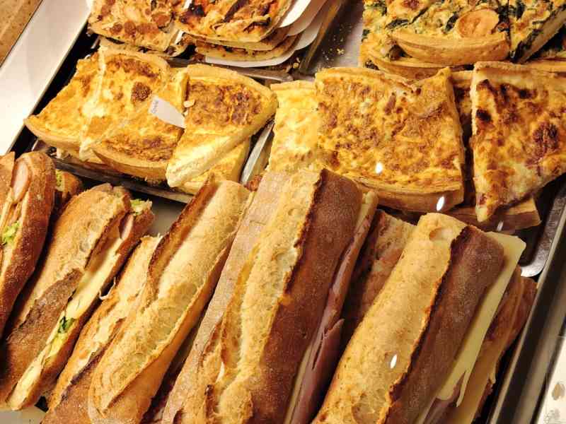 Pains et sandwichs en vente dans une boulangerie