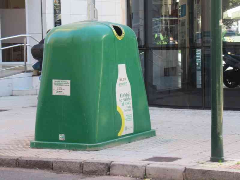 Un conteneur de recyclage du verre, photo gratuite