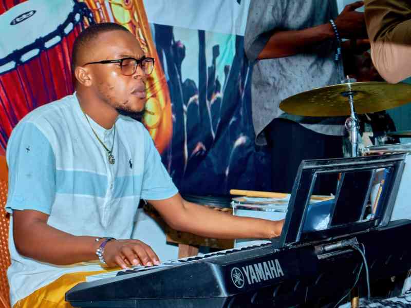 Comment s’asseoir au piano photo gratuite