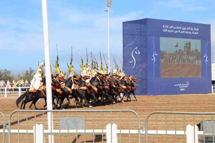 Fantasia charge de Tbourida exécutée par des cavaliers lors du Salon du Cheval d'El Jadida photo gratuite