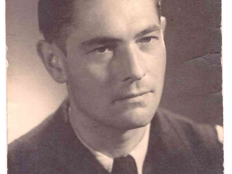 Photo portrait ancienne d'un jeune homme en noir et blanc gratuite