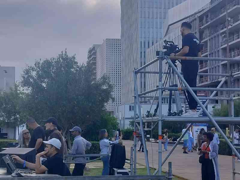 Une installation technique pour le festival, une personne tenant une caméra, photo gratuite