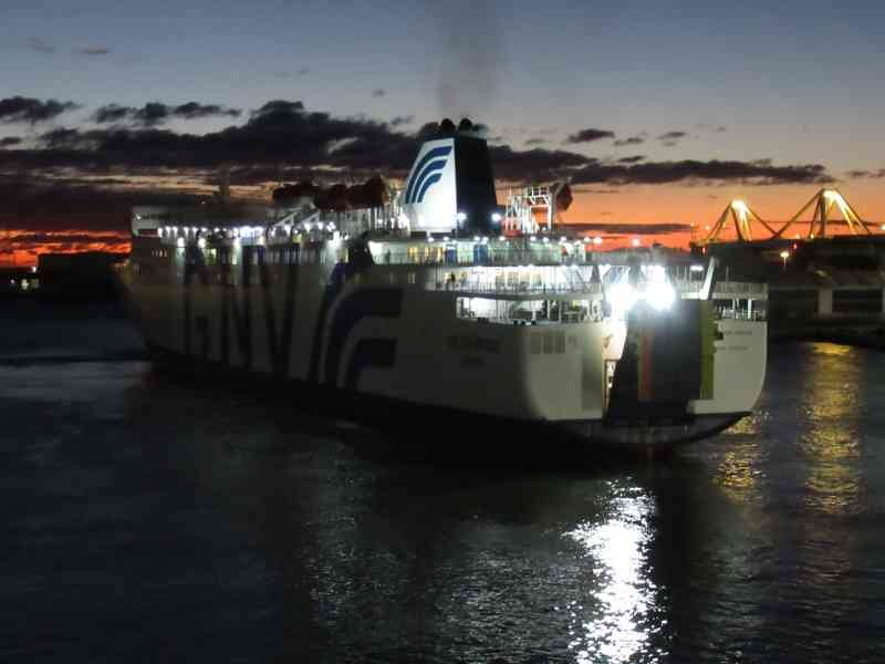 Navigation du bateau Grandi Navi Veloci GNV, transport maritime, coucher du soleil photo gratuite