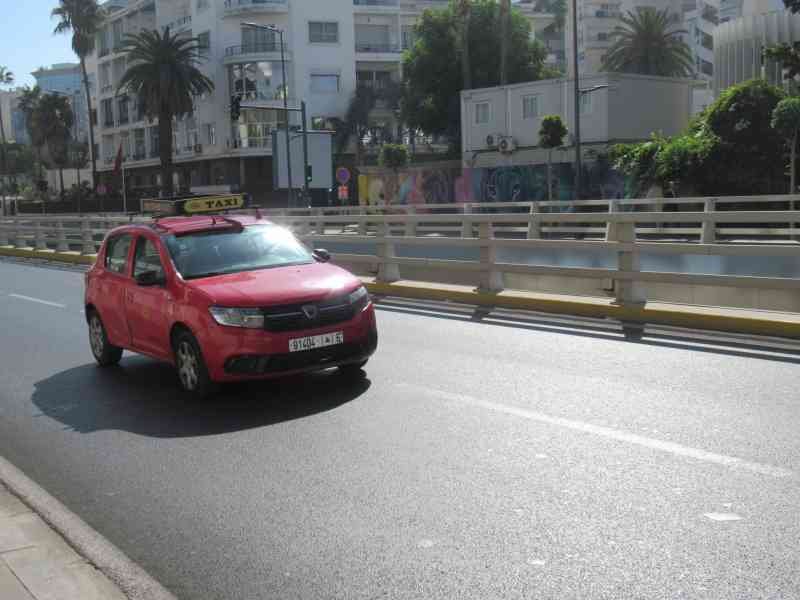 Une voiture en circulation, photo gratuite
