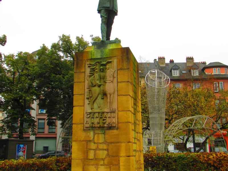 Statue du Général Charles Mangin sur son piédestal à Metz en France photo gratuite