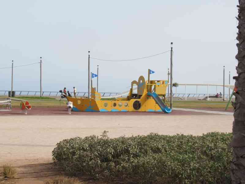 Aire de jeux jaune et bleue forme de bateau - Parque infantil de barco amarelo e azul Foto gratuita