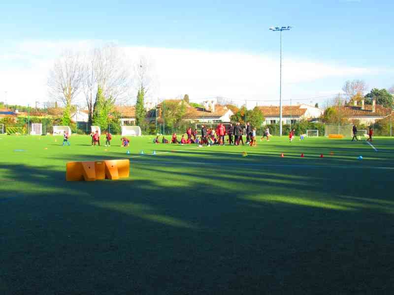 Jeunes joueurs présents sur un terrain de football après une séance d'entrainement, école de foot photo gratuite - Junge Spieler auf einem Fußballfeld nach einer Trainingseinheit, kostenloses Foto der Fußballschule