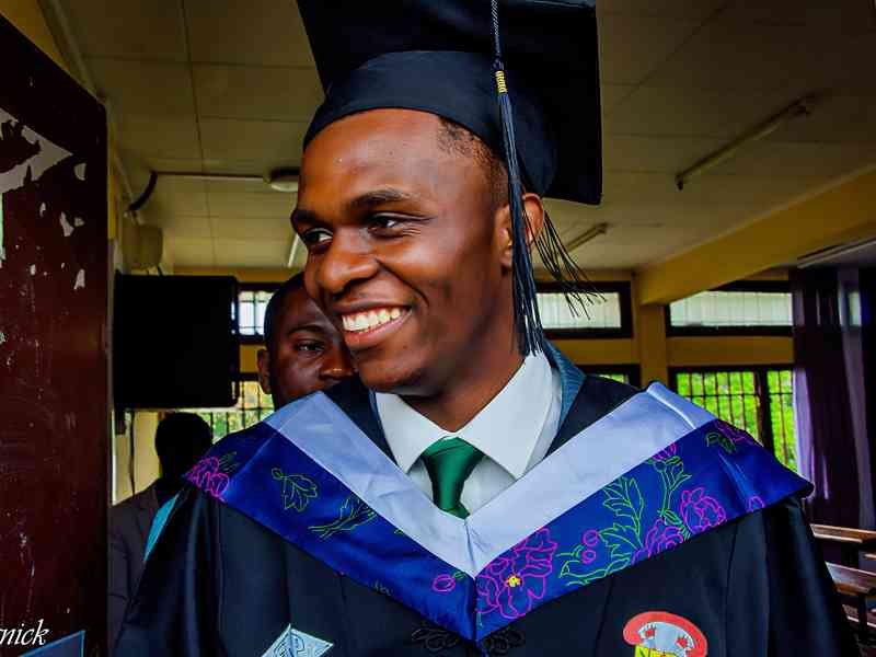 Un jeune habillé en toge lors de la remise de diplômes photo gratuite