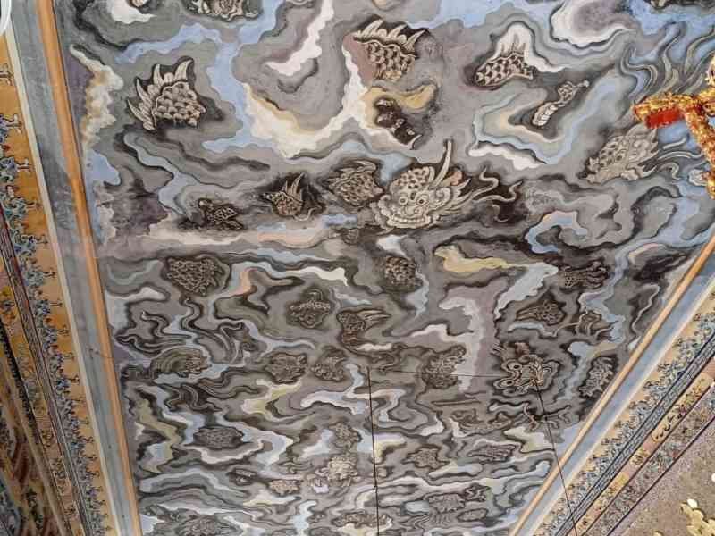 Plafond détaillé du tombeau de l'empereur Khải Định à Hué, au Vietnam, photo gratuite