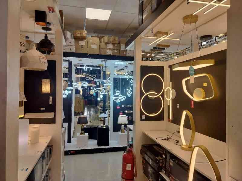 Une sélection de luminaires dans un magasin, photo gratuite