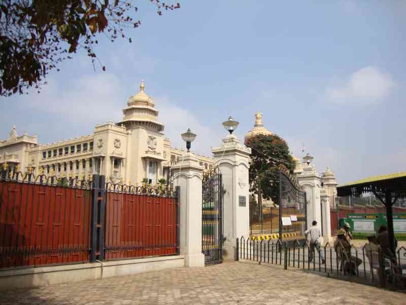 Bureau gouvernemental de Bengalor en Inde porte 3 - Regierungsbüro von Bengalor in Indien