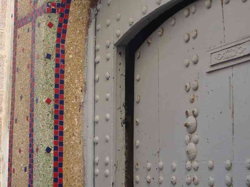 Porte métallique et mosaïque à Rabat photo gratuite