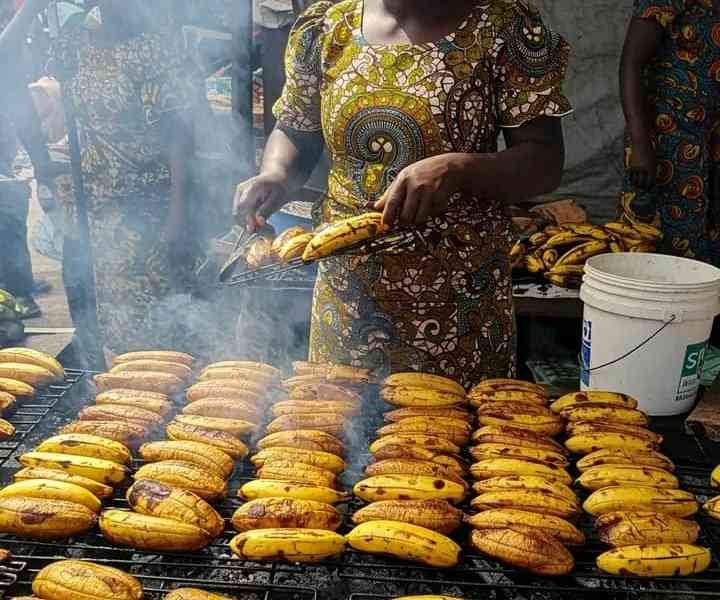 Grillade de bananes au marché photo gratuite