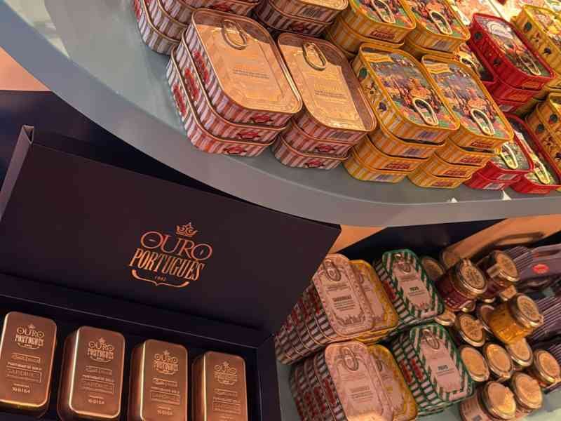 Boites de sardines dans une boutique, Porto, Portugal, photo gratuite