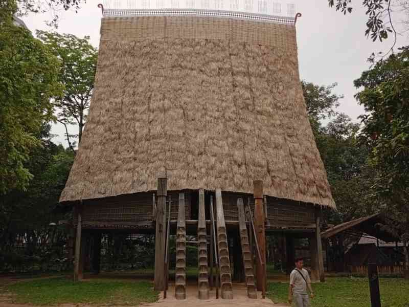 Maison communale Banhar, située dans le Musée d'ethnographie du Vietnam à Hanoï, photo gratuite