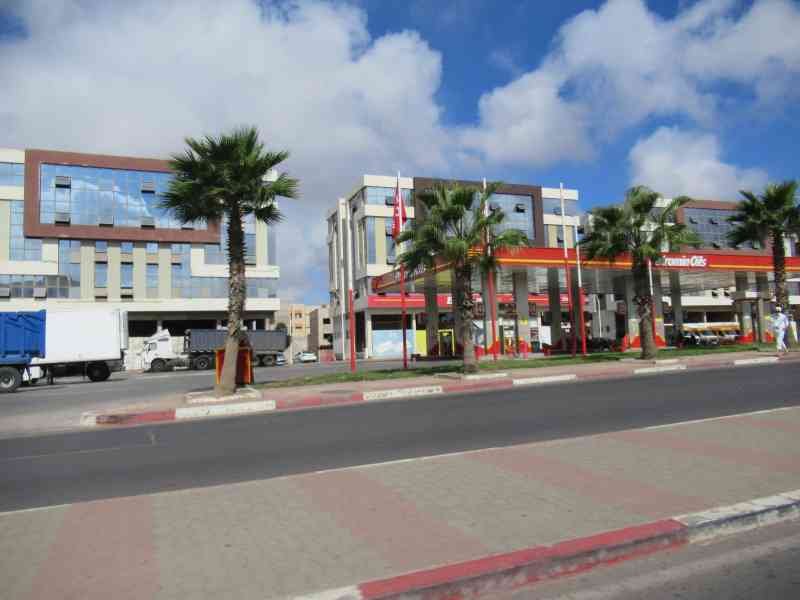 Bâtiments rouges et blancs station services à Had Soualem au Maroc