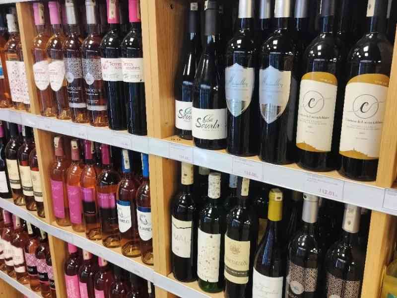 Rayon varié de vins rosés, rouges et blancs photo gratuite