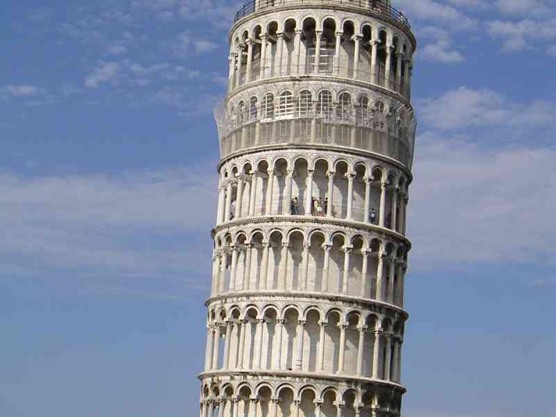 Haut de la Tour de Pise Italie avec touristes