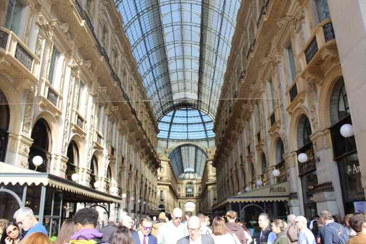 Une foule de personne dans la Galleria Vittorio Emanuele II, une galerie marchande historique et emblématique située à Milan, en Italie, photo gratuite