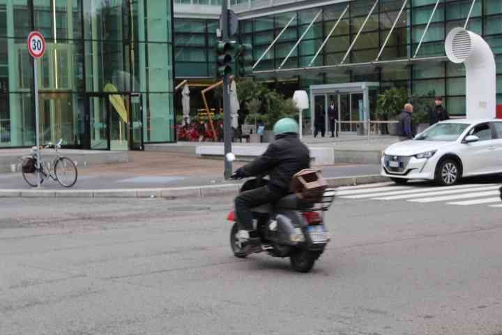 Un motard circule dans la ville de Milan Lombardie en Italie photo gratuite