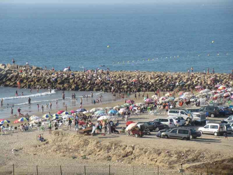 Parasols et voitures sur la plage - Sonnenschirme und Autos am Strand