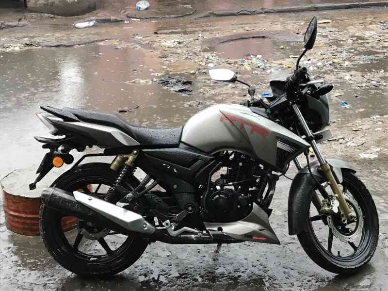 Une moto stationnée sous la pluie photo gratuite