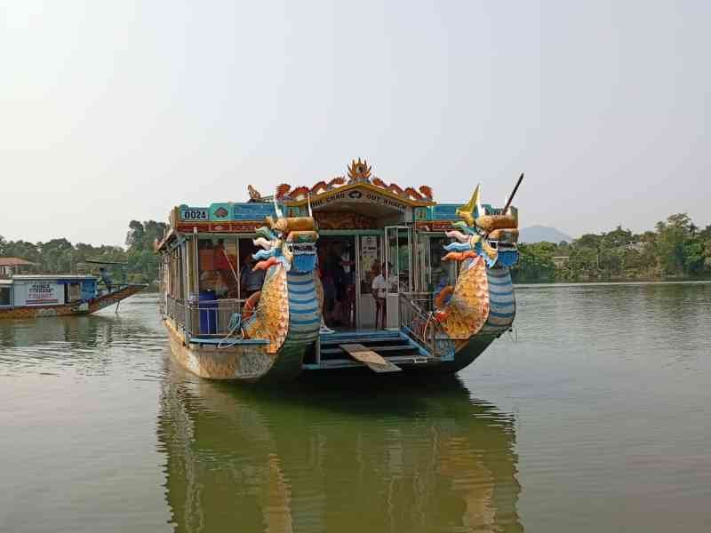 Bateau-dragon, excursions touristiques sur la rivière des Parfums à Hué, au Vietnam, photo gratuite