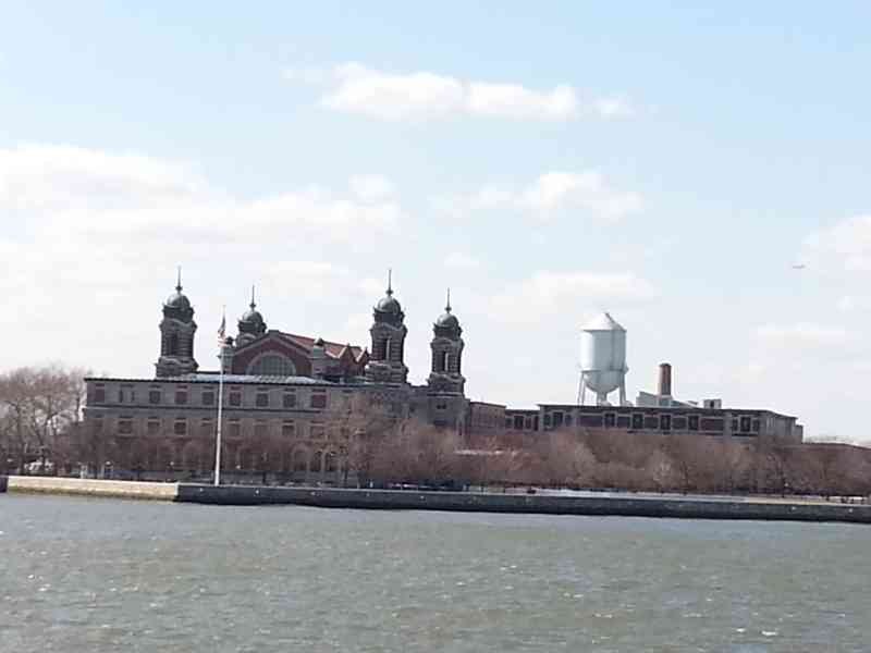 Ellis Island, une île située à l'embouchure de l'Hudson à New York, États-Unis, photo gratuite