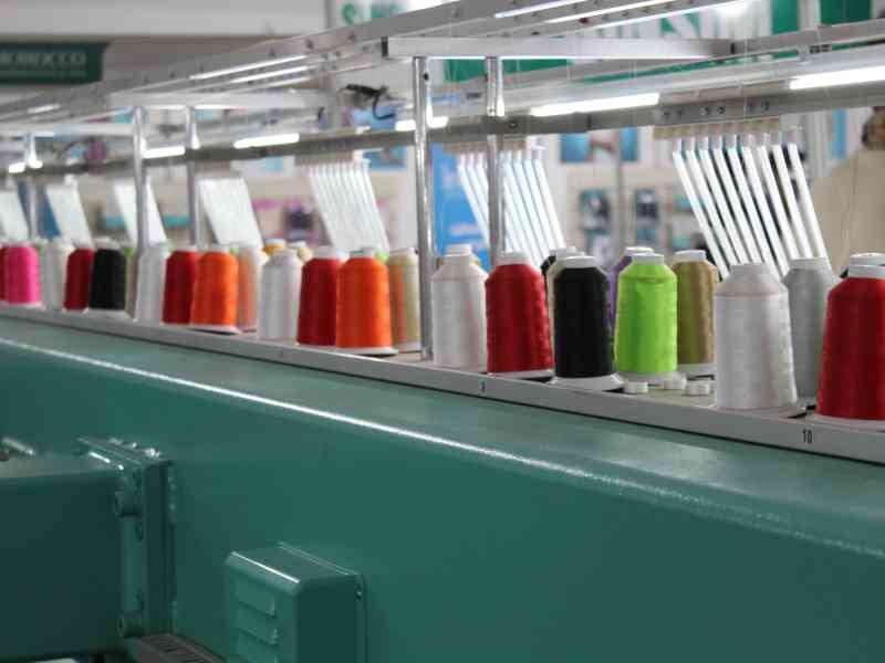 Machine à broder industrielle, bobines de fil, photo gratuite