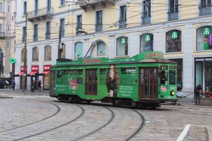 Un tramway publicitaire pour foxtown qui circule dans la ville de Milan, photo gratuite