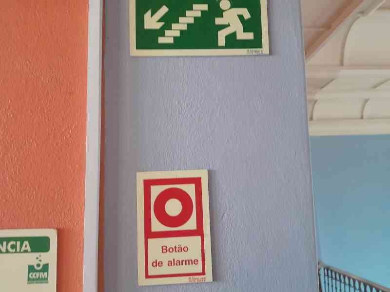 Signalétique d'évacuation et bouton d'alarme au CCFM de Maputo au Mozambique photo gratuite