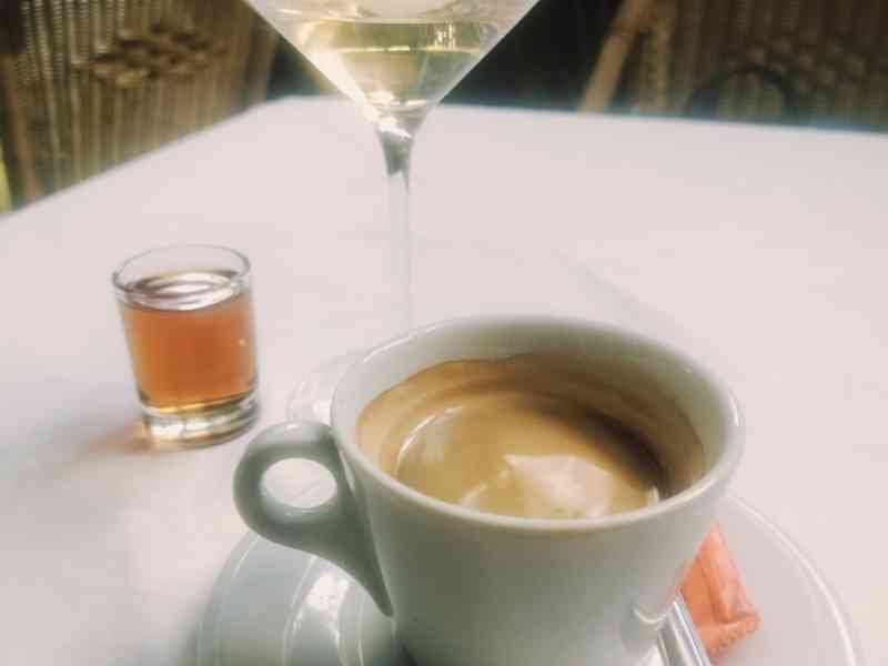 Une tasse de café sur une table, un verre, photo gratuite