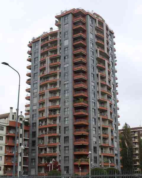 Bâtiment moderne en étage à Milan en Italie photo gratuite