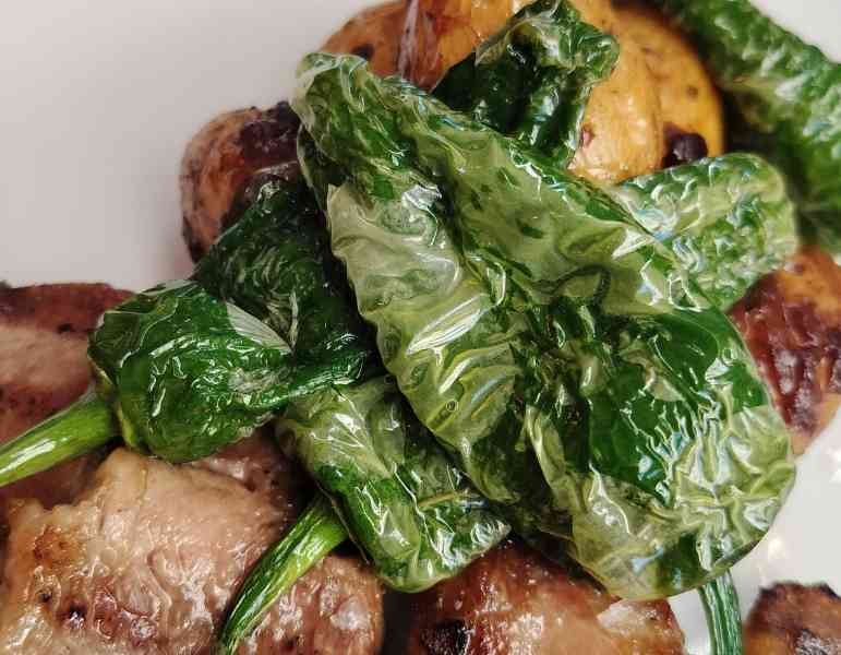 Un plat de viande avec du piment vert, photo gratuite