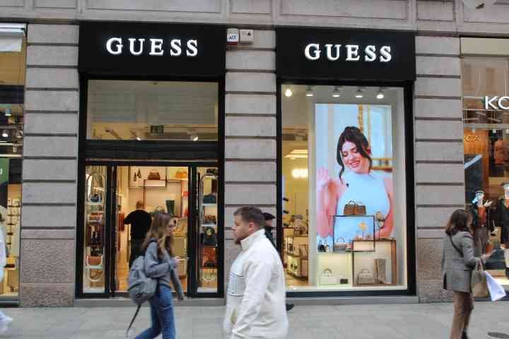 Un magasin de la marque de mode Guess, photo gratuite