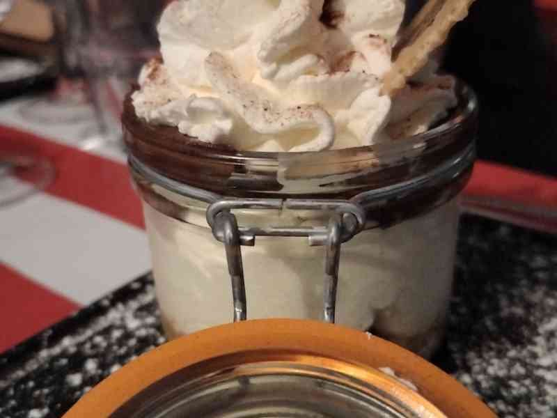 Coupe glacée présentée dans un bocal en verre, photo gratuite