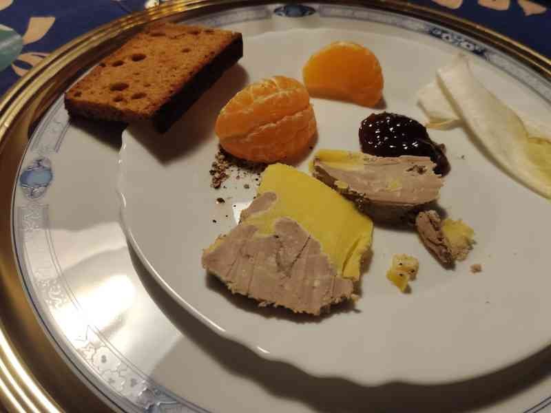 Foie gras, pain d’épices clémentine avec des tranches d’orange dans une assiette photo gratuite